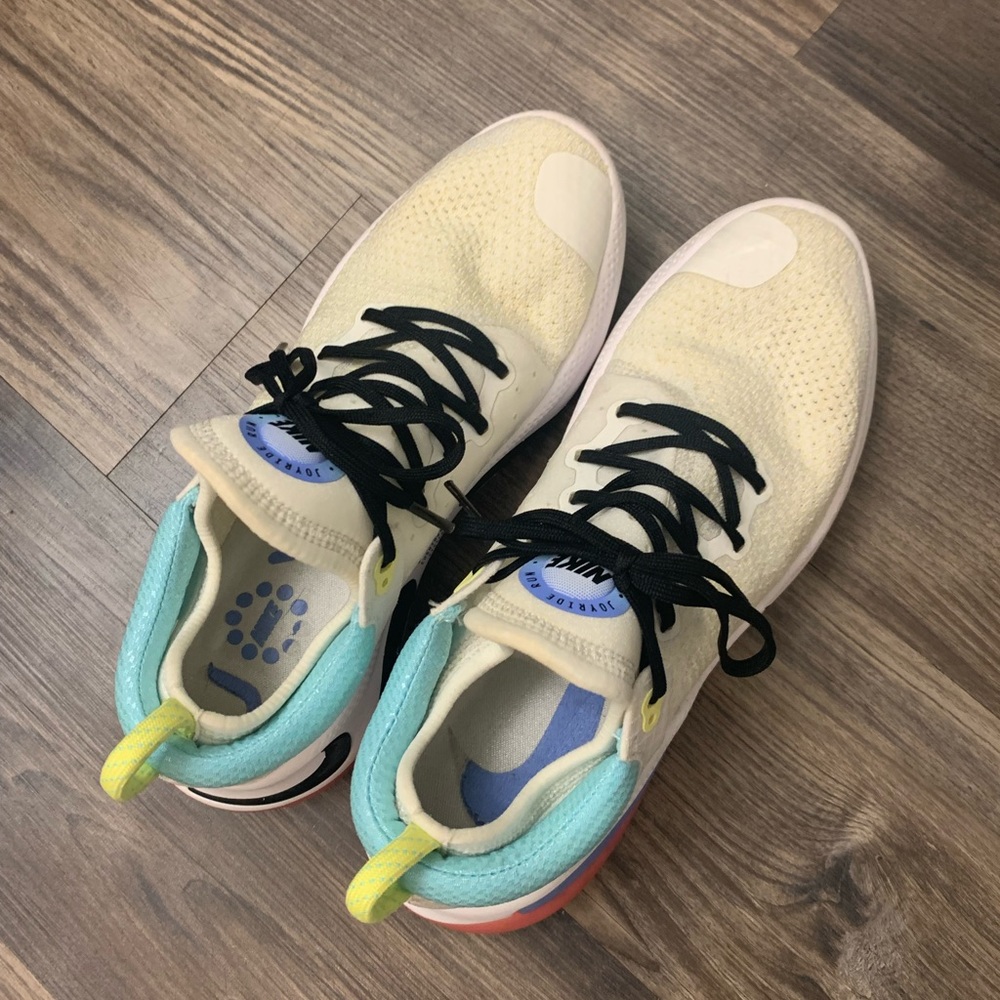 Nike womens athletic shoe size 8.5
